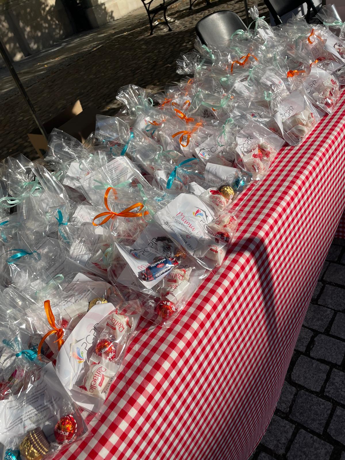 Paczki dla osób podchodzących do stoiska PCPR