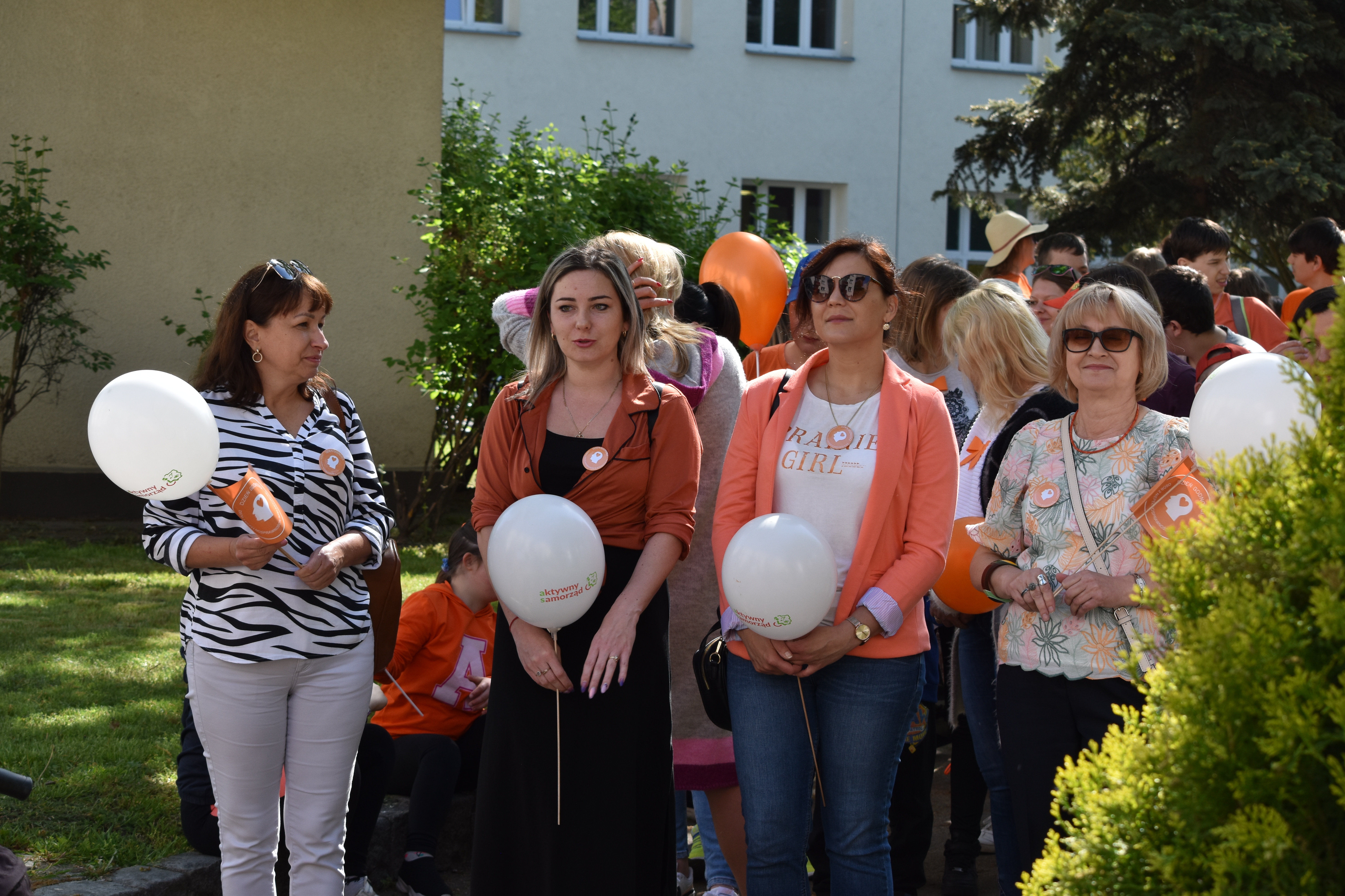 Zdjęcie: Dyrektor Anna Kotara, Wicedyrektor Bożena Ciechanowska oraz pracownicy komórki ds. osób niepełnosprawnych